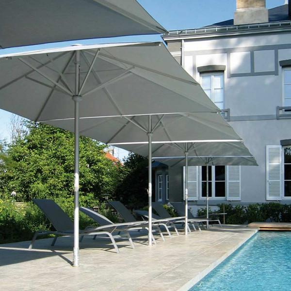 Sonnenschirme am Pool